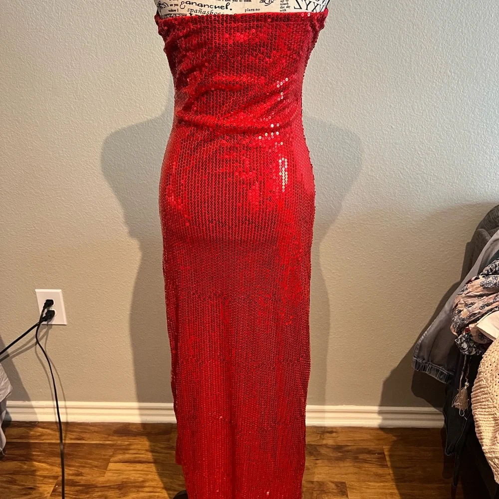 Elegant Red Sequin Strapless Dress - Picture 6 of 6